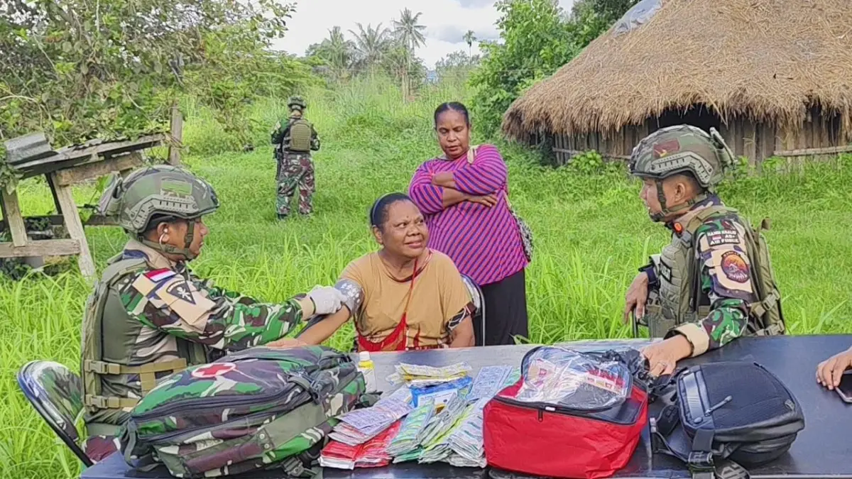 Prajurit Satgas Yon Parako 466 Pasgat memberikan layanan kesehatan gratis kepada warga di Desa Heinekombe, Jayapura, dengan pendekatan humanis dan penuh kepedulian.