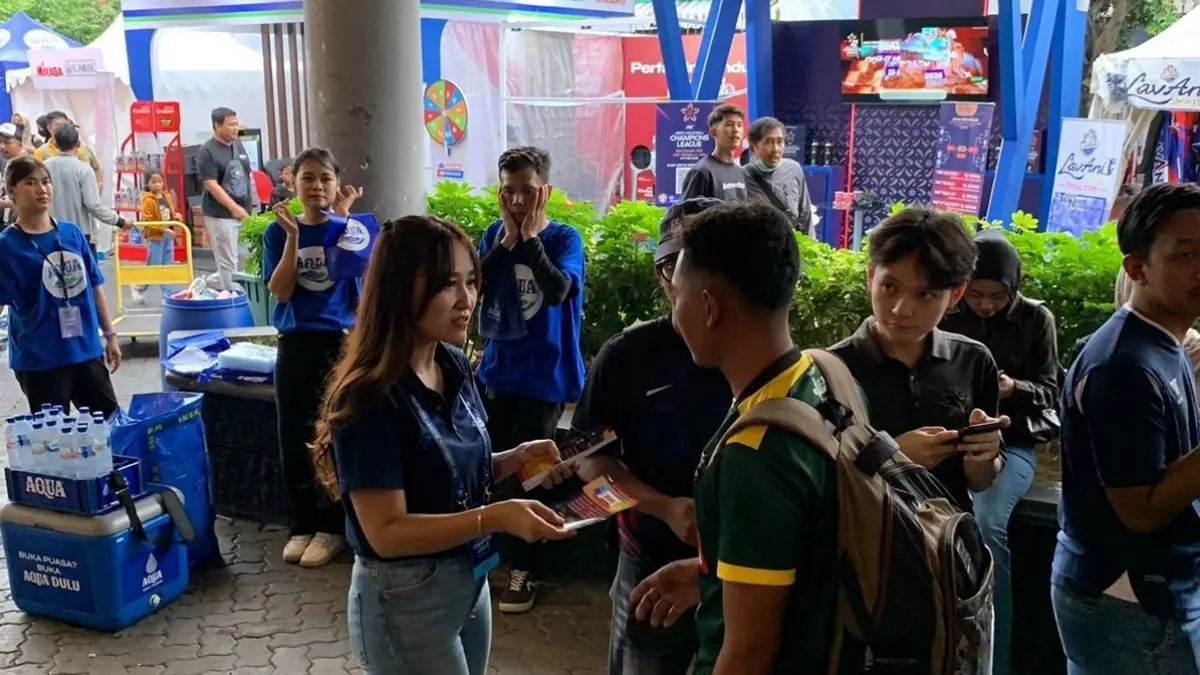 PROMOSI: Antusiasme penonton memadati area GOR Sritex Arena, Solo, saat mengunjungi booth Roadshow AVC 2026 Men’s Champions League.