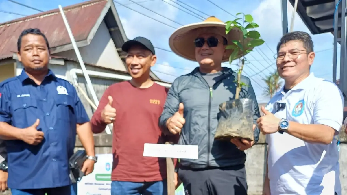 PENGHIJAUAN: Bupati Kubu Raya, Sujiwo, turut melakukan penanaman bibit pohon di halaman Kantor Desa Mega Timur, Kecamatan Sungai Ambawang, Minggu (12/4). Kegiatan ini sebagai salah satu upaya nyata menjaga kelestarian lingkungan. (Ashri Isnaini/Pontianak Post)