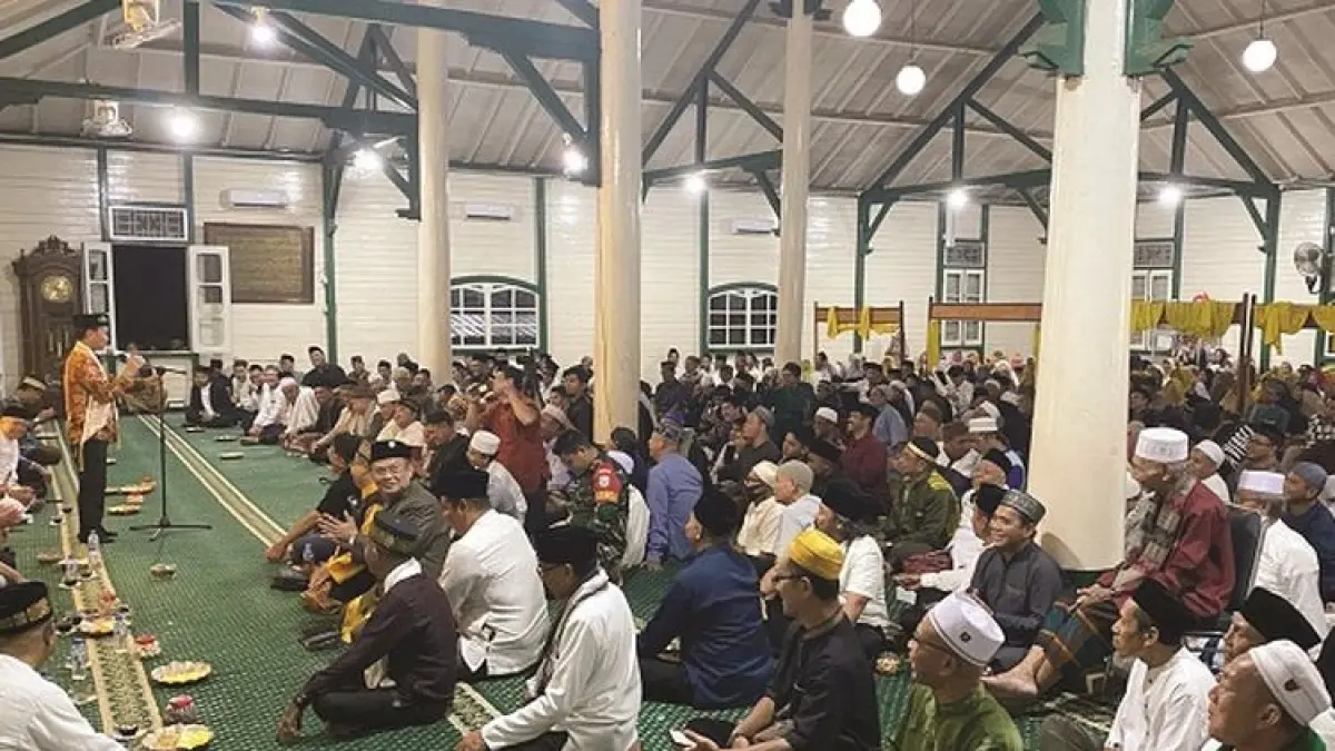 Suasana halalbihalal di salah satu masjid di Pontianak   