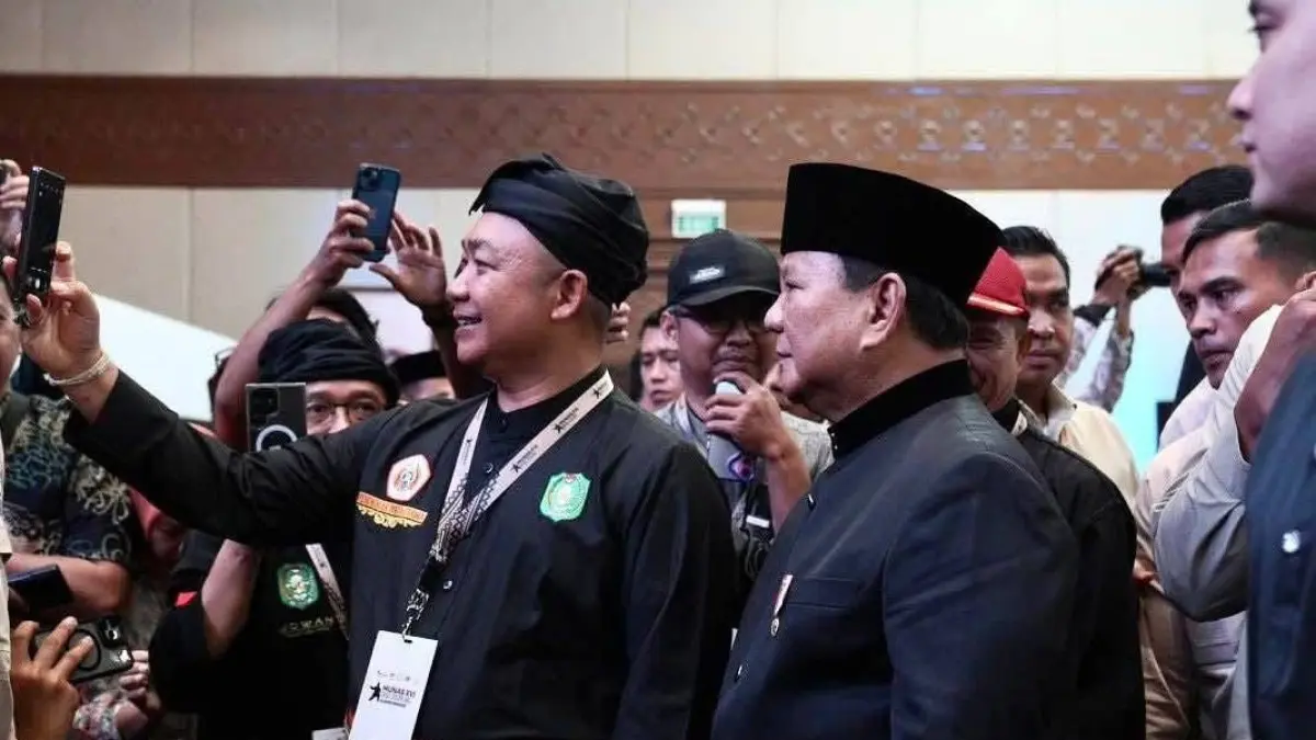 SWAFOTO: Bupati Ketapang, Alexander Wilyo, berfoto bersama Presiden RI, Prabowo Subianto, di sela-sela acara Munas XVI IPSI di Jakarta, Sabtu (11/4).