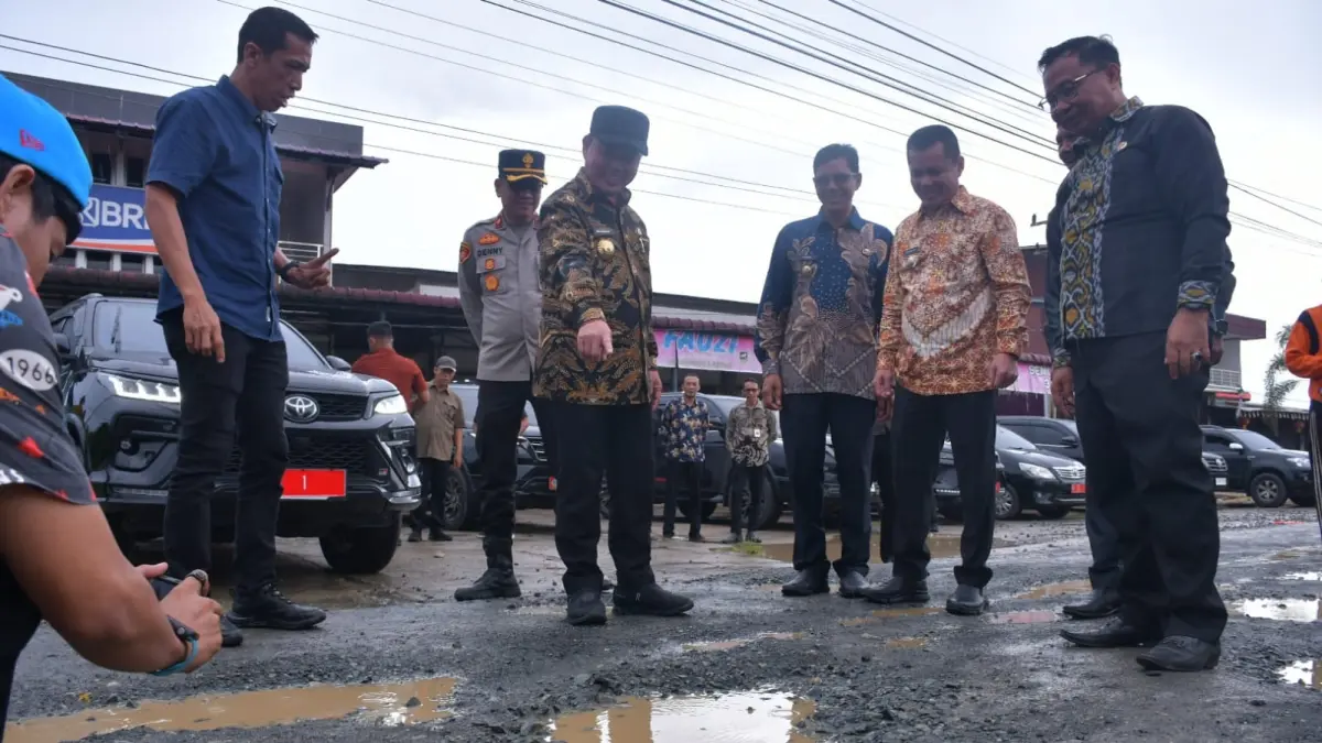 TINJAU: Gubernur Kalbar, Ria Norsan bersama Bupati Kayong Utara, Romi Wijaya didampingi Wakil Bupati Kayong Utara, Amru Chanwari meninjau jalan Sukadana-Teluk Batang. (PROKOPIM KKU)
