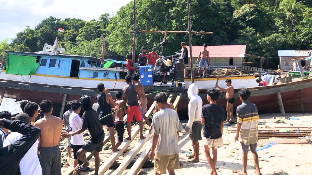 Warga Pulau Meledang, Desa Pelapis, bergotong royong menurunkan genset bantuan CSR PT Dharma Inti Bersama (DIB) di dermaga sederhana sebagai upaya menghadirkan listrik bagi masyarakat.
