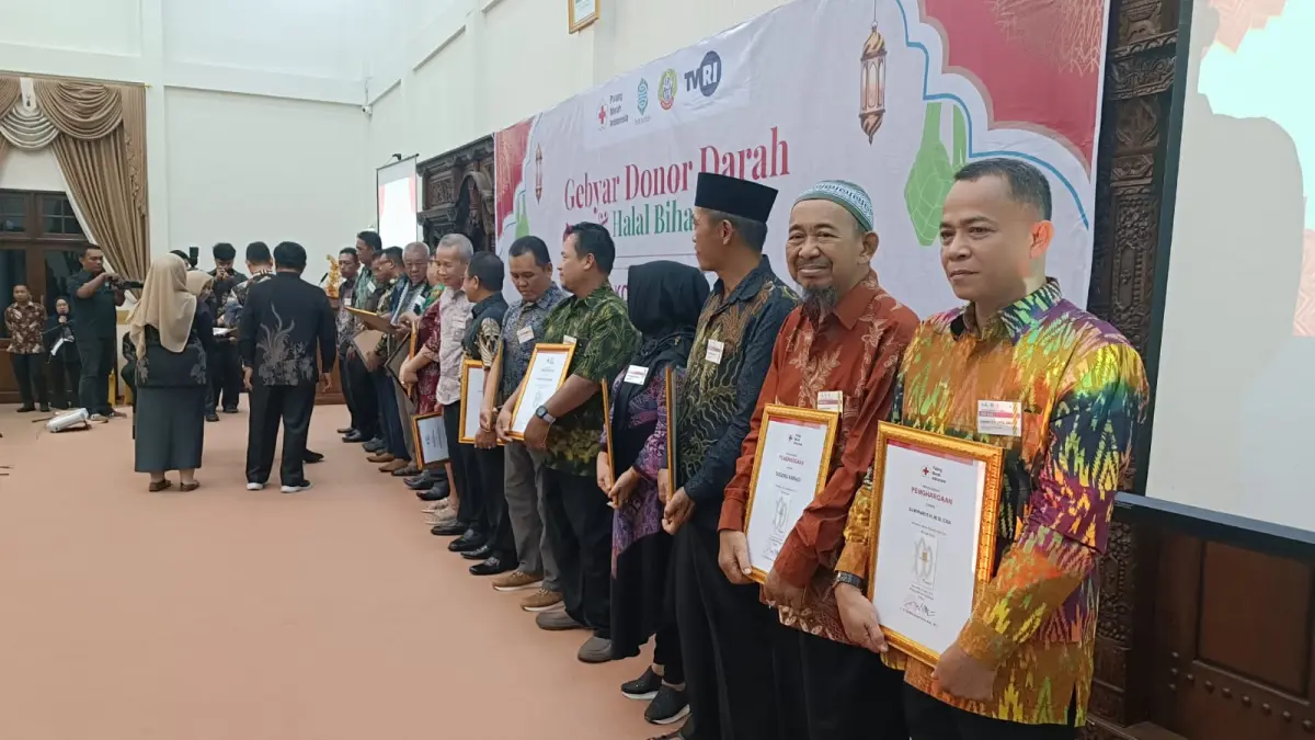 100 KALI: Pendonor darah sukarela yang telah melakukan donor sedikitnya 100 kali menerima penghargaan dari Ketua PMI Kota Pontianak.