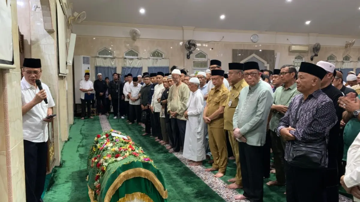 SALAT JENAZAH: Rektor Universitas Tanjungpura Garuda Wiko memimpin salat jenazah almarhum Prof Dr H Thamrin Usman DEA di Masjid Kampus Al-Muhtadin Untan, Selasa (14/4). Tampak hadir mantan Gubernur Kalbar sekaligus Ketua IKA Untan Sutarmidji, Sekda Kalbar Harisson, dan Wali Kota Pontianak Edi Rusdi Kamtono