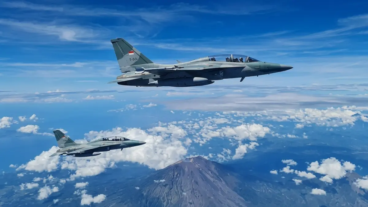 AMANKAN LANGIT INDONESIA: Sejumlah pesawat tempur TNI Angkatan Udara terbang patroli di wilayah udara Indonesia sebagai bagian dari upaya menjaga kedaulatan dan keamanan langit nasional. (tni-au.mil.id)