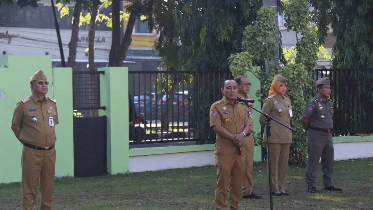 APEL PAGI: Wakil Gubernur Kalimantan Krisantus Kurniawan saat memimpin apel pagi di Kantor Badan Pengembangan Sumber Daya Manusia (BPSDM). (Adpim Pemprov Kalbar)