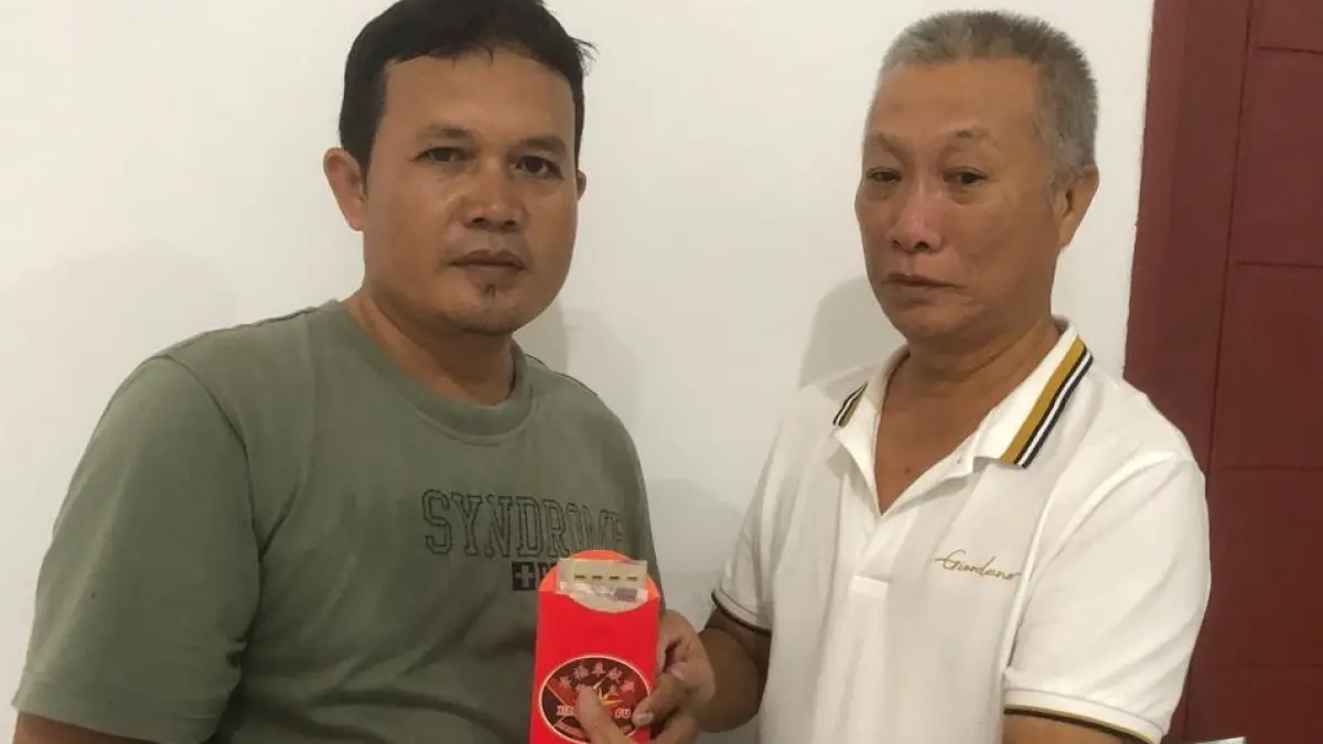 BANTUAN: Xing Fu beri bantuan uang tunai untuk biaya berobat. (ISTIMEWA)