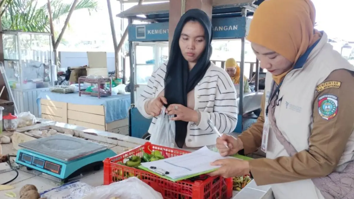 CEK: Petugas mengecek harga bahan pokok di Pasar Sebukit Rama Mempawah.