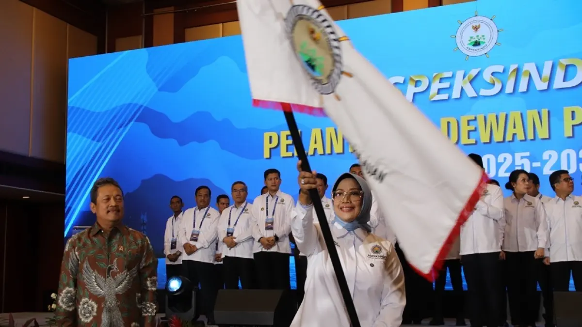 DILANTIK: Erlina mengibarkan bendera pataka usai resmi dilantik sebagai Ketua Umum Aspeksindo periode 2025–2030 di Hotel Borobudur, Jakarta. 