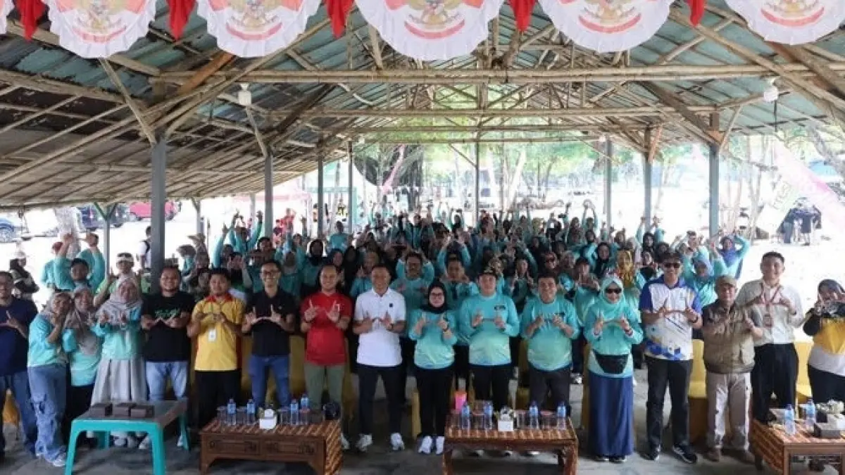 HALAL BIHALAL: Suasana Gathering dan Halal Bihalal Usaha Mikro Festival (Umifest) 2026 di kawasan Palm Beach Singkawang. Kegiatan ini berlangsung dengan penuh kehangatan dan kebersamaan.