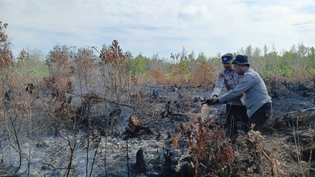 KARHUTLA: Jajaran Polsek Singkawang Selatan dalam menangani kebakaran hutan dan lahan (karhutla) yang terjadi di wilayahnya, Senin (13/4). 