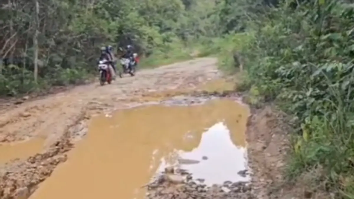 Kondisi jalan negara di daerah perbatasan Indonesia- Malaysia yang ada di Kecamatan Puring Kencana makin parah. (DOK WARGA)