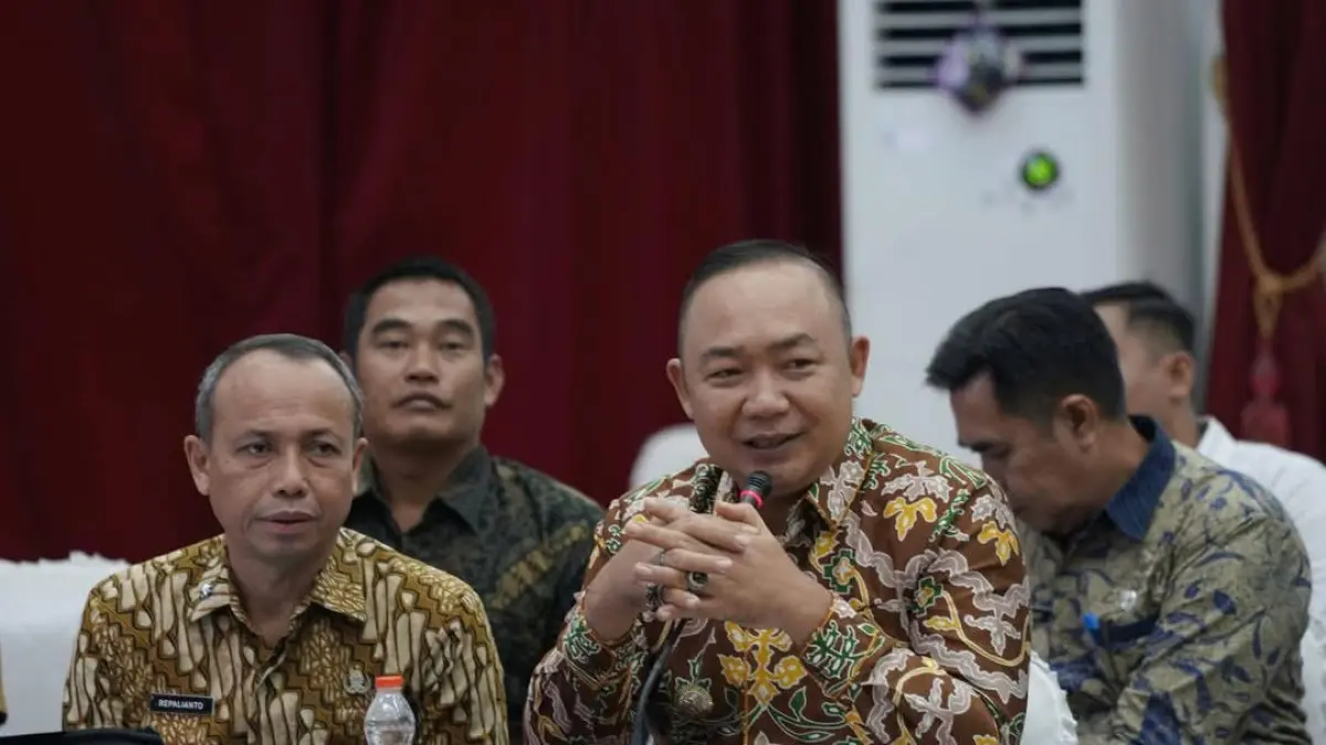 KOORDINASI : Bupati Ketapang, Alexander Wilyo, didampingi Sekda Ketapang, Repalianto, berkoordinasi dengan Badan Keahlian DPR RI, Senin (13/4). (ISTIMEWA)