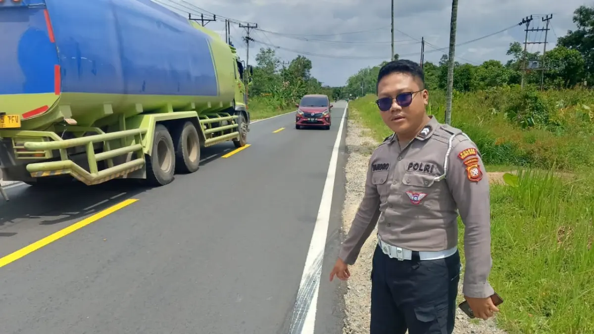 LOKASI: Polisi menunjukkan lokasi kecelakaan maut di Jalan Transkal, tepatnya di Desa Korek, Sungai Ambawang.