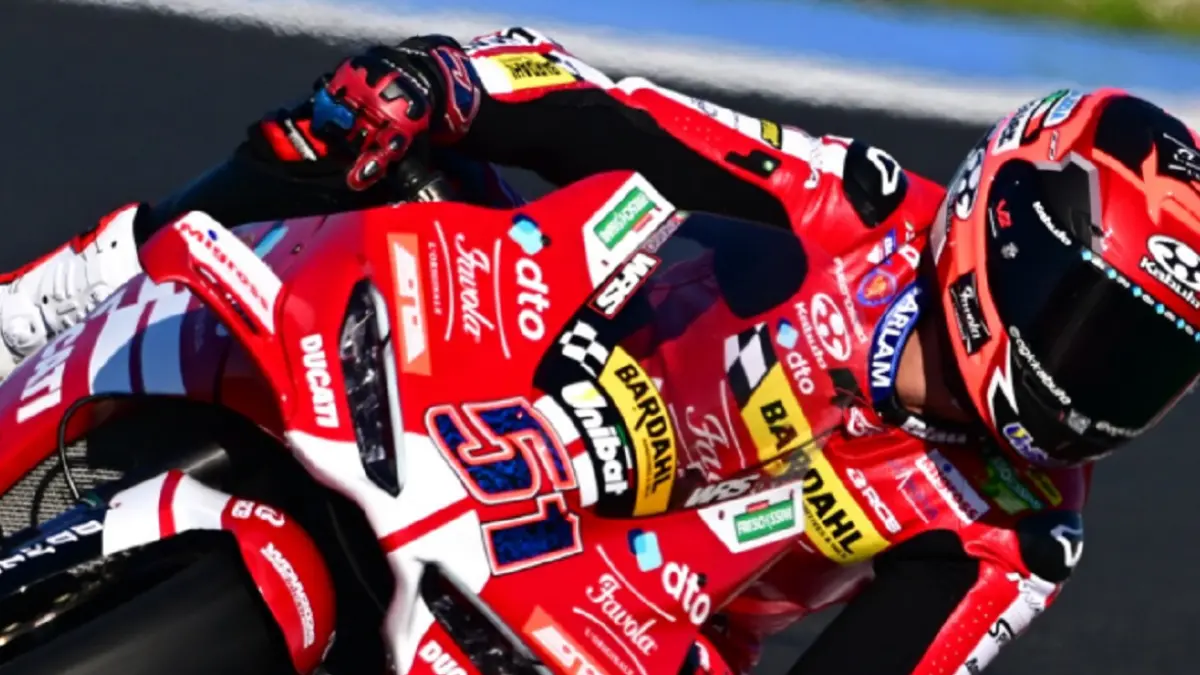Marc Marquez tampak serius memantau perkembangan teknis dari dalam paddock saat sesi latihan berlangsung. (INSTAGRAM/@michelepirro51)