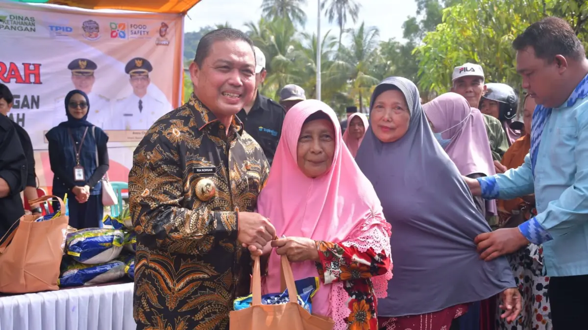 PANGAN : Gerakan Pangan Murah Pemerintah Provinsi Kalimantan Barat bersama Pemerintah Kabupaten Kayong Utara bertempat di halaman Masjid Oesman Al-Khair, Sukadana. (PROKOPIM KKU)