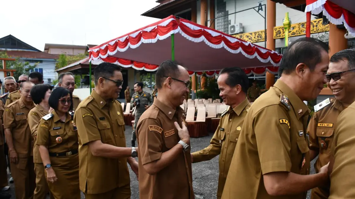 Pemkab Sintang gelar apel bulanan yang dirangkaikan dengan halal bihalal Idul Fitri 1447 Hijriah di halaman Kantor Bupati Sintang, Senin (13/4). (RISKA / PONTIANAK POST)