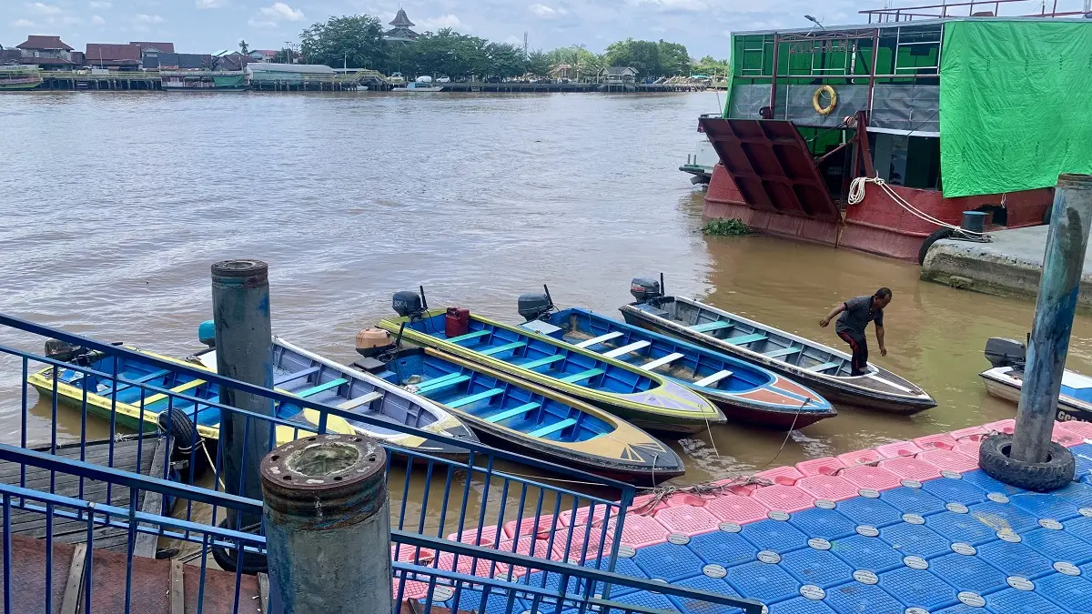 PENAMBANG : Aktivitas penambang speed di Pangkalan Seduit, Kota Pontianak, saat melayani penumpang di Sungai Kapuas, Senin (13/4). (IDIL AQSA AKBARY/PONTIANAK POST)