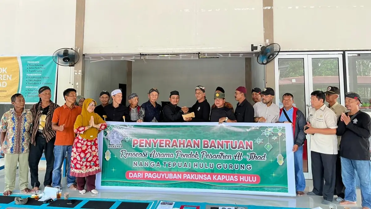 Pengurus Pakunsa Kapuas Hulu saat memberikan bantuan kepada pengurus Ponpes Al Jihad untuk merenovasi asrama santri. (ISTIMEWA)