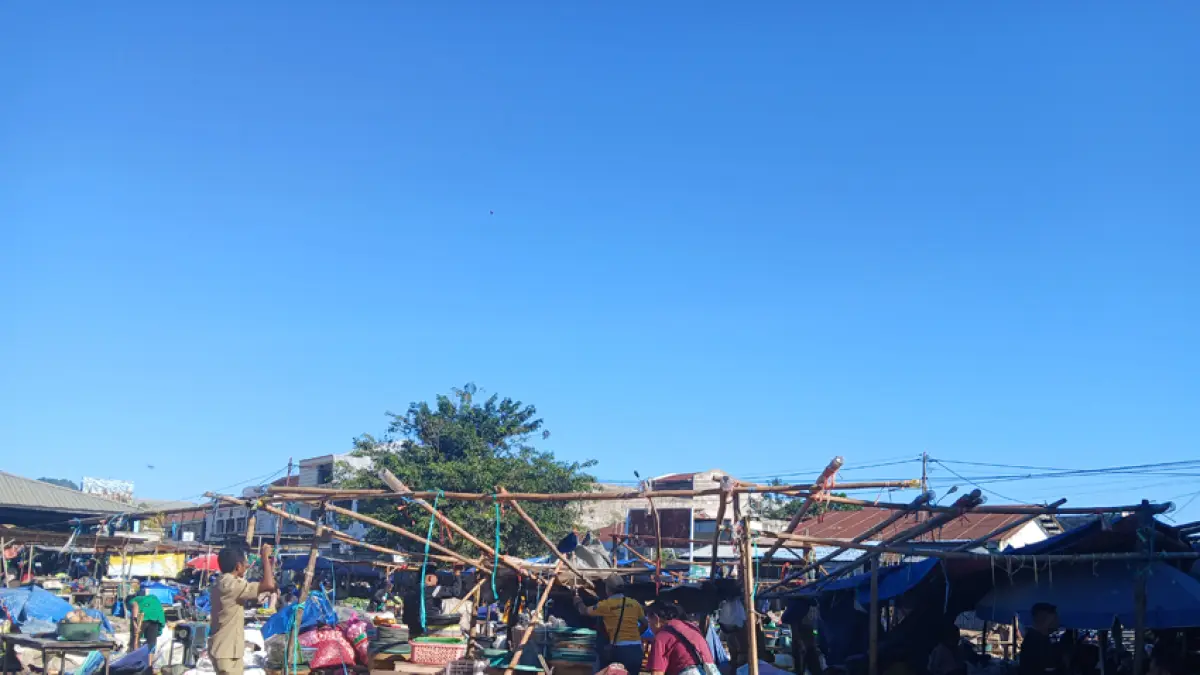 Petugas gabungan menertibkan lapak pedagang yang berjualan di luar area resmi Pasar Baru Atambua. (Timor Ekspress)