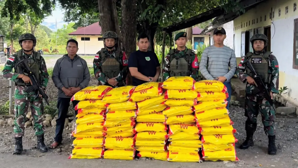 Petugas mengamankan puluhan karung beras ilegal yang ditinggalkan pelaku di perbatasan Belu. (TIMOR EKSPRESS)