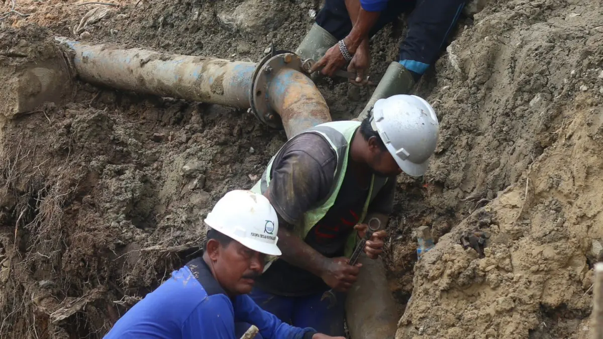 PIPA: Upaya optimalisasi kapasitas produksi air bersih terus dilakukan PTMB melalui perbaikan pipa jaringan yang sudah berjalan sejak 2024. (KALTIM POST)