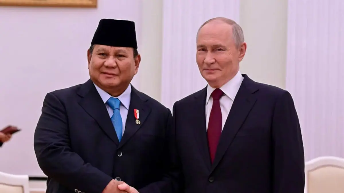 SALAMAN: Presiden Republik Indonesia, Prabowo Subianto, bersalaman dalam pertemuan dengan Presiden Rusia, Vladimir Putin, di Istana Kremlin pada Senin (13/4/2026). (Foto: BPMI Setpres)