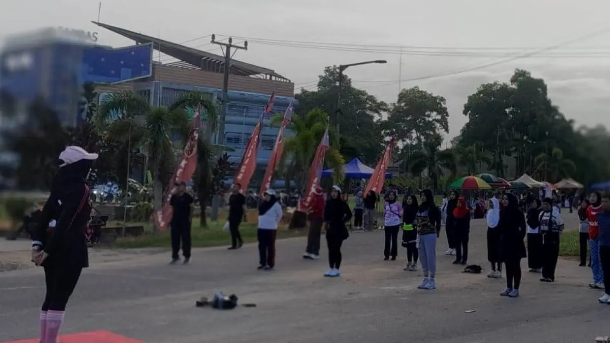 SENAM: Di CFD Sambas, warga bisa berolahraga dengan aman dan nyaman seperti ikut senam bersama. (ISTIMEWA)