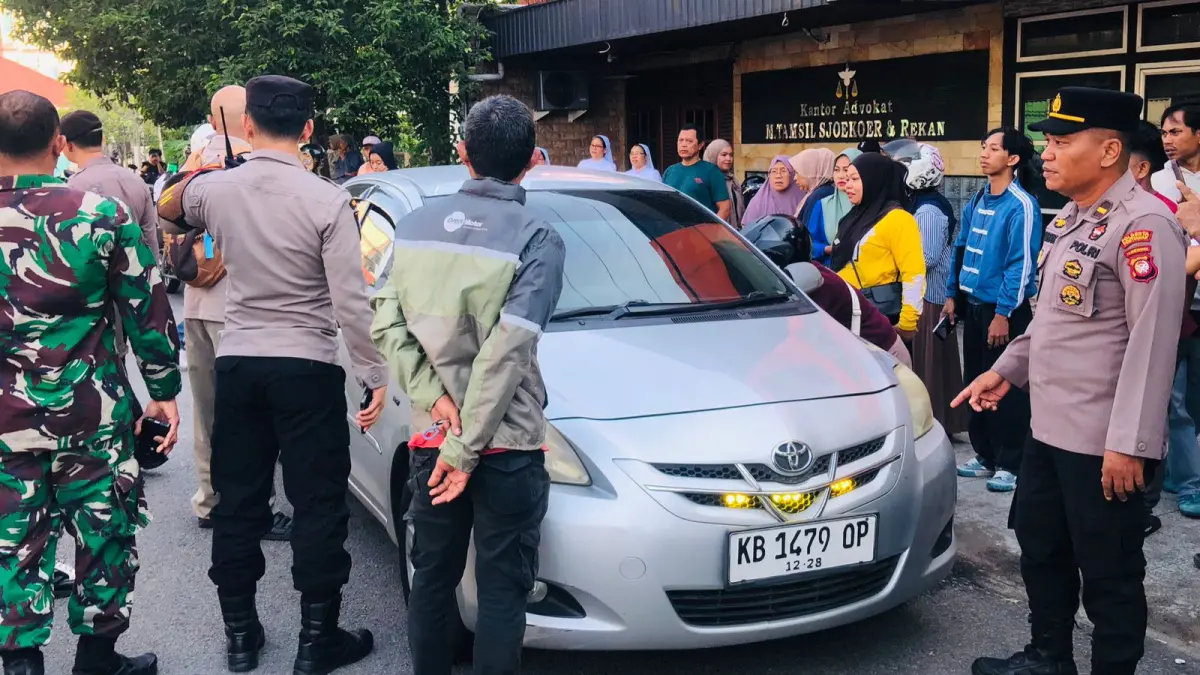 Suasana di lokasi ditemukannya pria lansia yang meninggal di dalam mobil di Jalan Nurali Pontianak, Selasa (14/4). (DOK POLRESTA PONTIANAK)