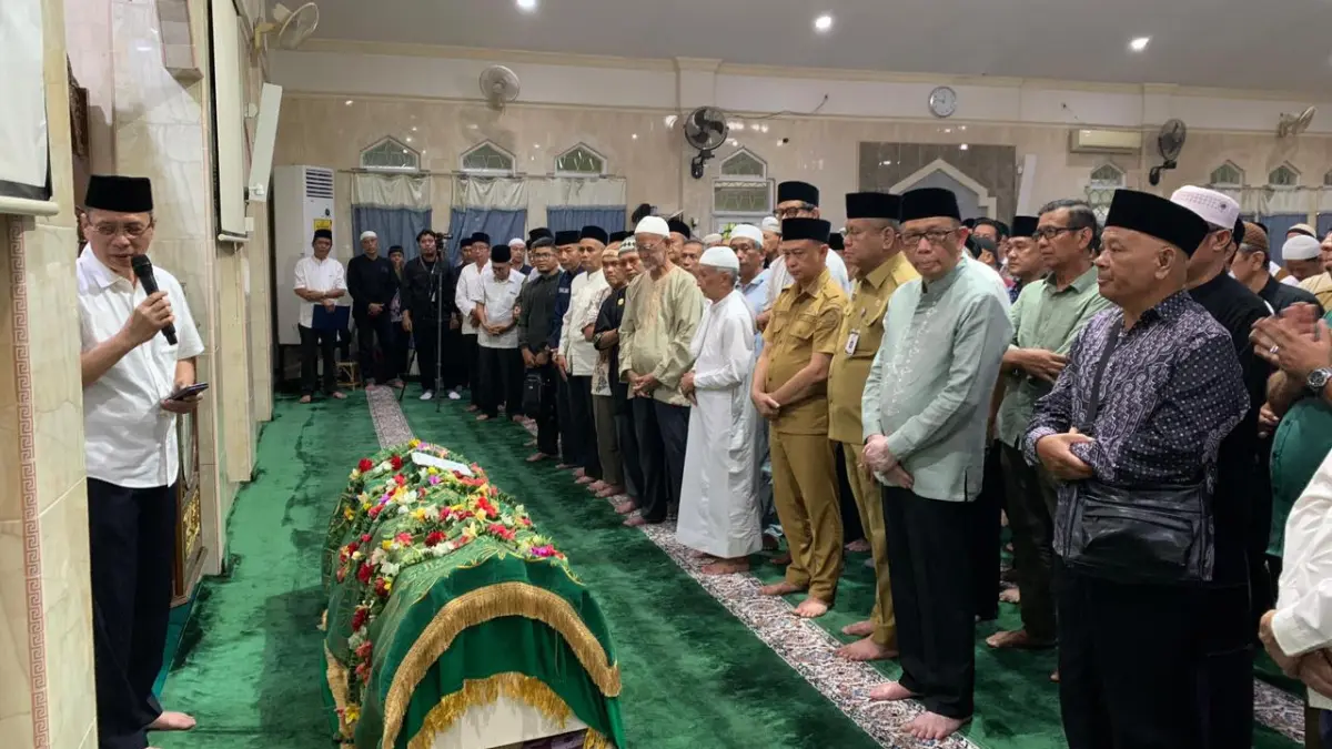 Sutarmidji saat mengikuti salat jenazah almarhum Prof Thamrin Usman di Masjid Kampus Al-Muhtadin Untan, sebagai bentuk penghormatan terakhir, Selasa (14/4). (ISTIMEWA)