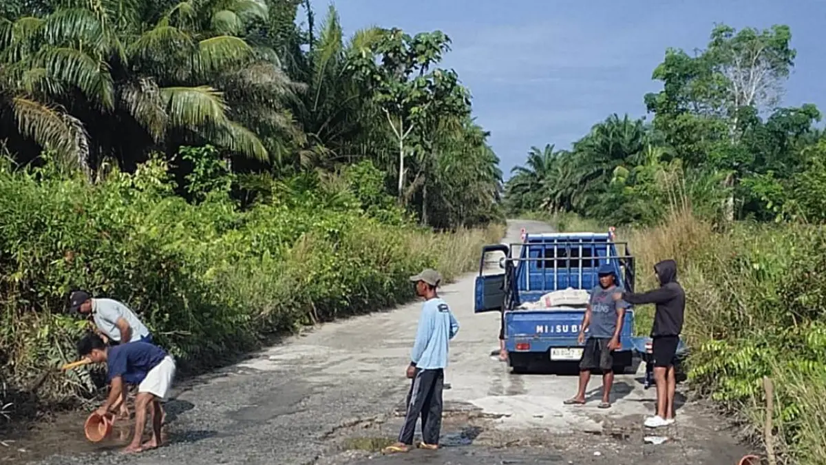 SWADAYA: Warga swadaya menambal jalan rusak di Desa Sekabuk, Kecamatan Sadaniang.