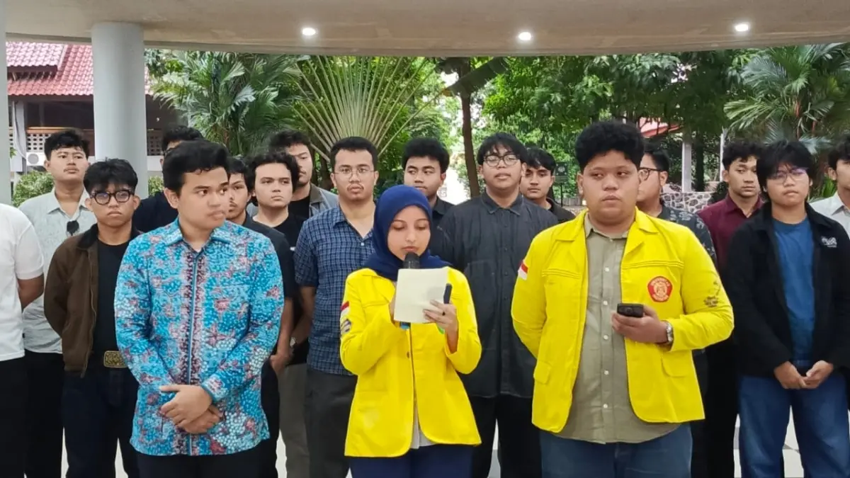 ASPIRASI: Aliansi BEM se-UI membaca tuntutan untuk sanksi tegas, termasuk drop out, terhadap 16 mahasiswa FHUI yang diduga melakukan pelecehan seksual verbal terhadap mahasiswi dan dosen melalui percakapan di grup WhatsApp dan Line angkatan 2023. (JAWA POS)