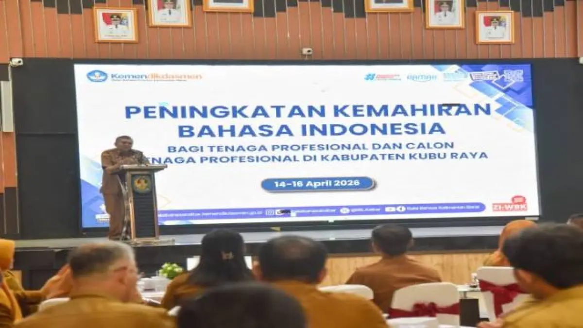 ARAHAN: Sekda Kubu Raya, Yusran Anizam, memberikan arahan saat membuka kegiatan Peningkatan Kemahiran Bahasa Indonesia bagi Tenaga Profesional dan Calon Tenaga Profesional, Selasa (14/4) di Aula Praja Utama Kantor Bupati Kubu Raya. (PROKOPIM KKR)