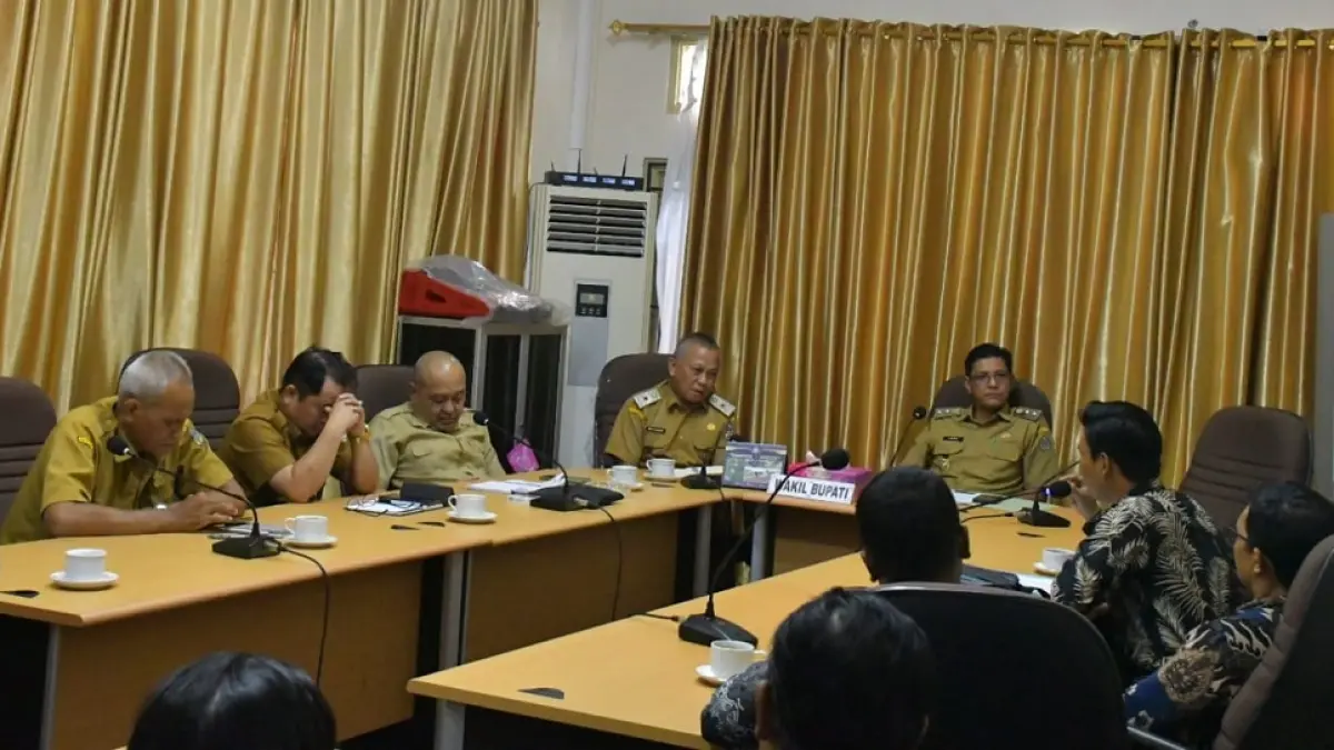 AUDIENSI : Wakil Bupati Kayong Utara, Amru Chanwari, menerima audiensi Dewan Pimpinan Cabang Laskar Anti Korupsi Indonesia di Ruang Rapat Bupati Kayong Utara, Sukadana, Selasa (14/4). (PROKOPIM KKU)