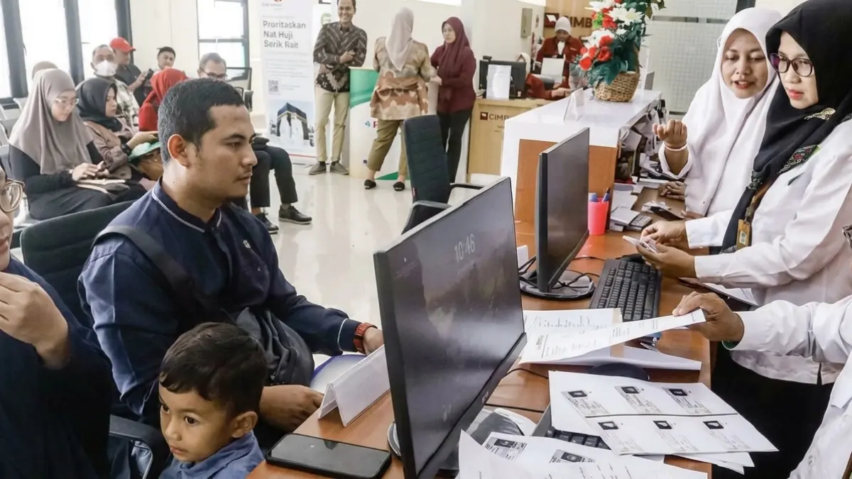 Calon jemaah mendaftar haji di Kemenag (JAWAPOS)
