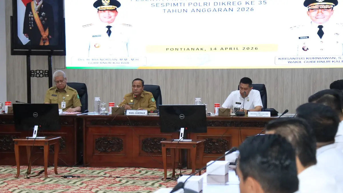 DISKUSI: Wakil Gubernur Krisantus Kurnaiwan memandu diskiusi bersama Praktik Kerja Dalam Negeri (PKDN) Sespimti Polri Dikreg ke-35 Tahun Anggaran 2026 di Balai Petitih. (Adpim Pemprov Kalbar)