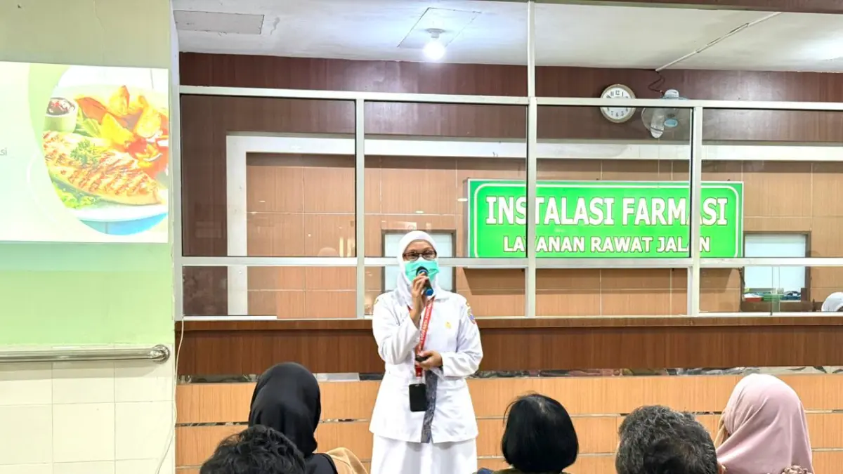 EDUKASI: Nutrisionis Ani Maulani edukasi kepada pengunjung RSUD SSMA Kota Pontianak. (ISTIMEWA)