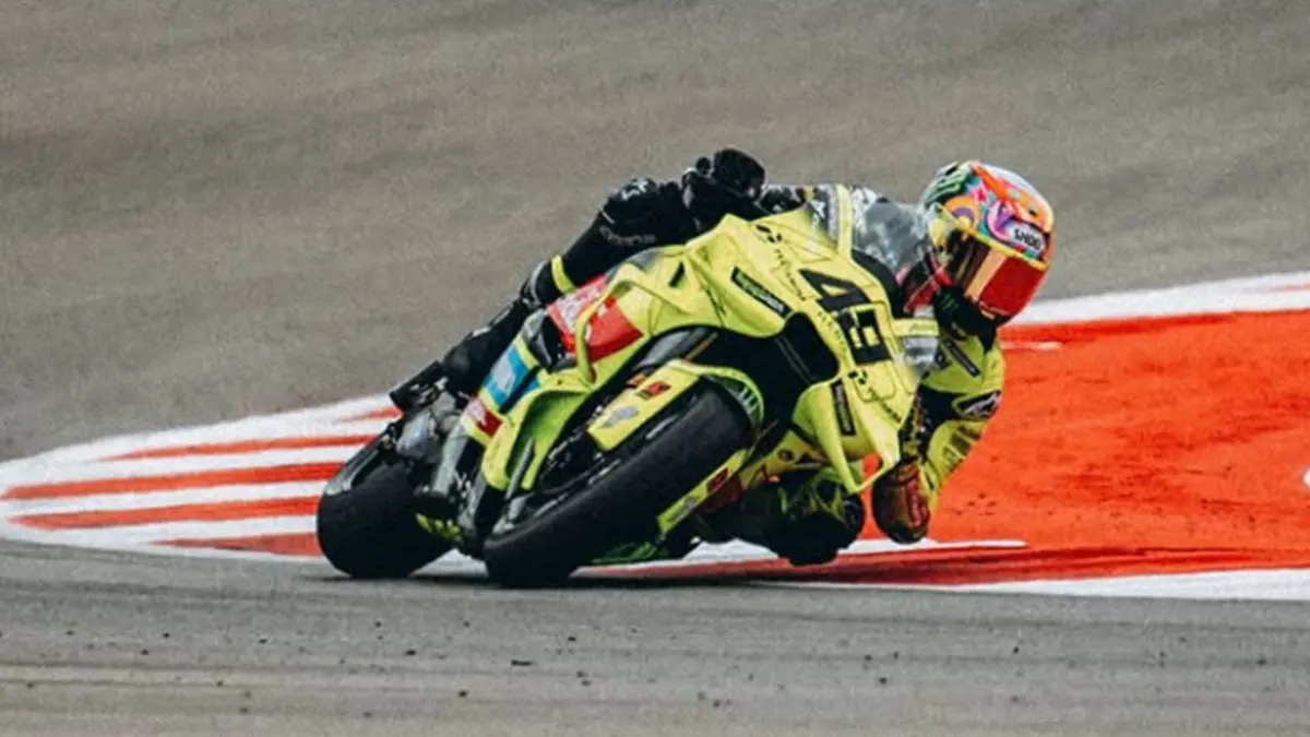 Fabio Di Giannantonio saat beraksi di lintasan balap bersama tim Pertamina Enduro VR46 Racing Team. (INSTAGRAM/@fabiodiggia49)