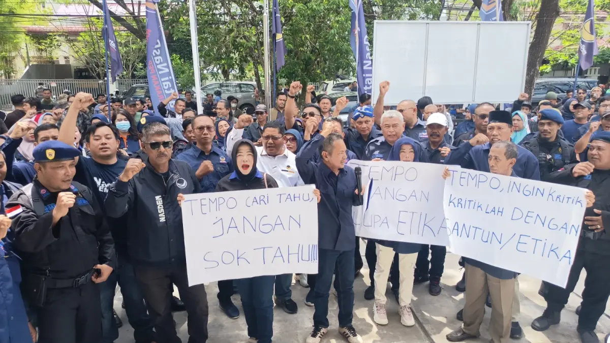 Pengurus DPW NasDem Kalbar melakukan aksi demo, Rabu (15/4) di kantor DPW Nasdem terkait pemberitaan di salah satu media nasional di Jakarta. (DOK NASDEM)