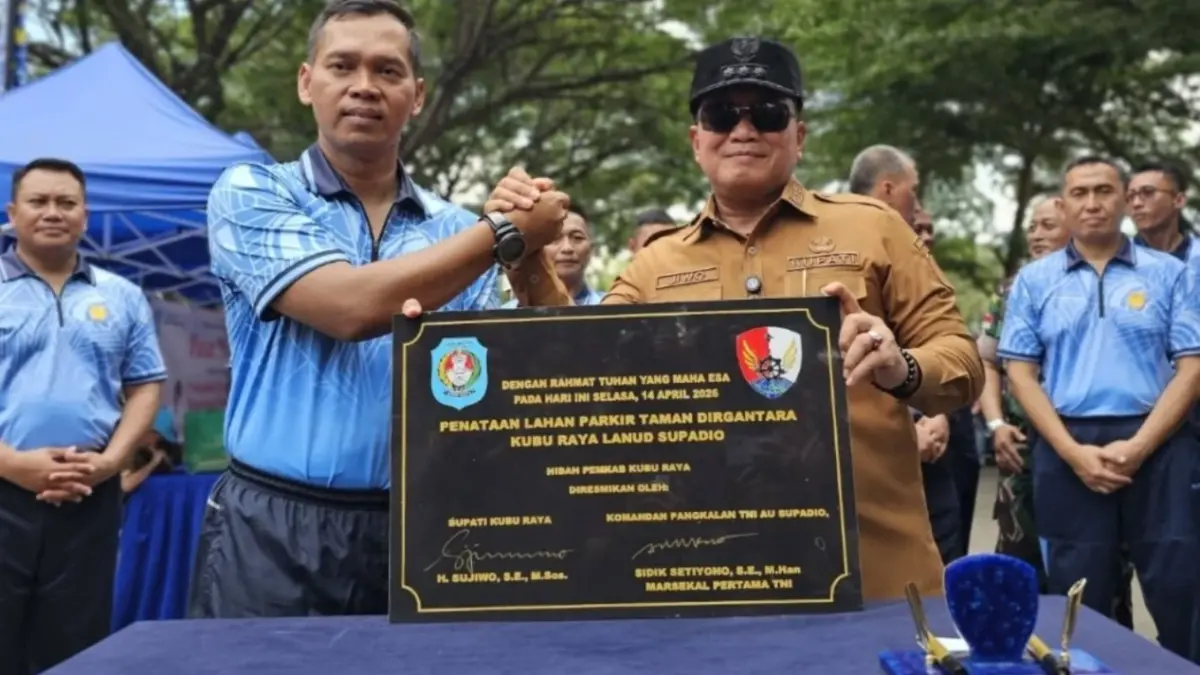 PERESMIAN: Bupati Kubu Raya, Sujiwo, meresmikan lahan parkir paving block di kawasan Taman Tugu Pesawat Dirgantara, Selasa (14/4), sebagai bagian dari penataan dan pengembangan ruang publik. (PROKOPIM KKR)