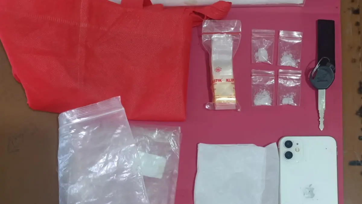 Polisi mengamankan barang bukti pengiriman paket narkoba lewat taksi di Landak. (DOK POLRES LANDAK)