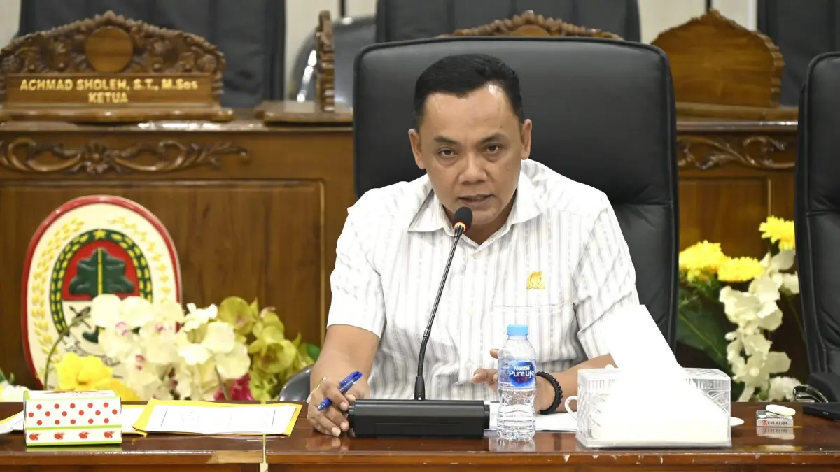 RAPAT : Ketua Komisi IV, Riyan Herianto, memimpin rapat dengan sejumlah OPD, Senin (13/4). (ISTIMEWA)