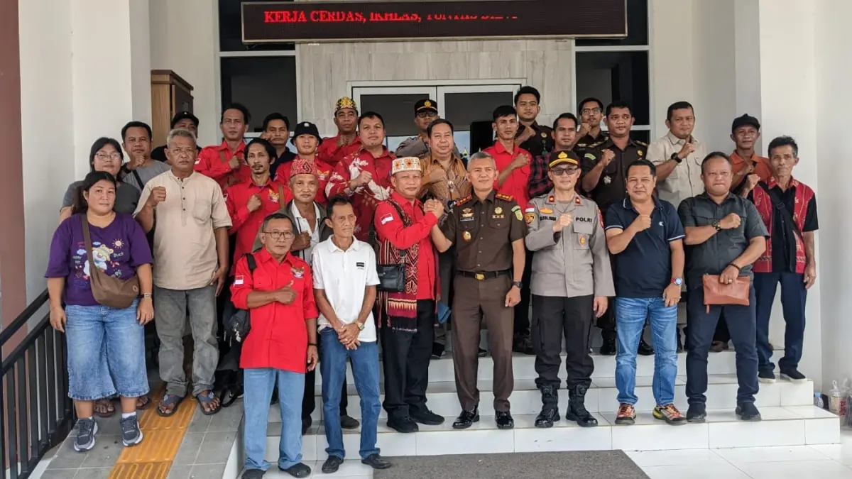 Saber Kalbar saat mendatangi kantor Kejaksaan Negeri Kapuas Hulu. (DOK SABER KALBAR)
