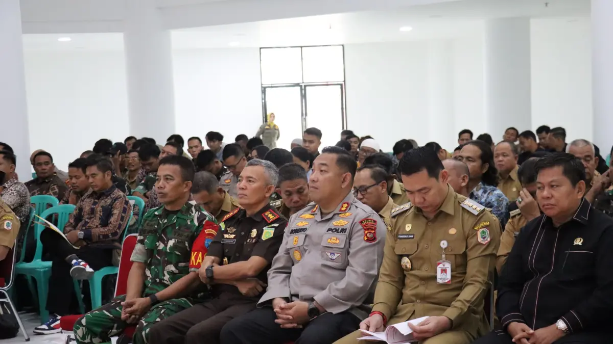 Bupati Kapuas Hulu Fransiskus Diaan saat membuka sosialisasi Pilkades serentak. (ISTIMEWA)