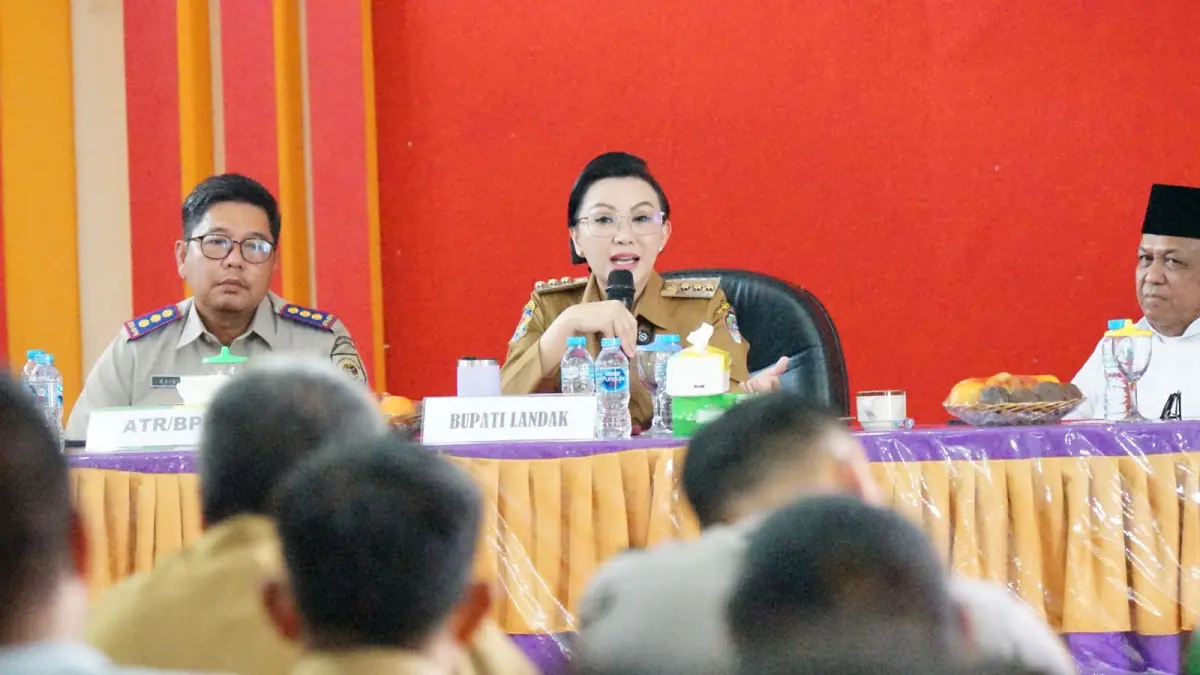 SOSIALISASI: Bupati Landak Karolin Margret Natasa menghadiri sosialisasi pemanfaatan lahan eks Labos di Aula Bappeda Landak, Senin (13/4). (ISTIMEWA)