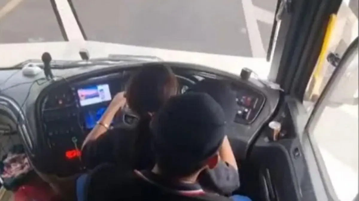 Supir bus viral memangku wanita saat menyetir (SCREENGRAB FROM FACEBOOK)