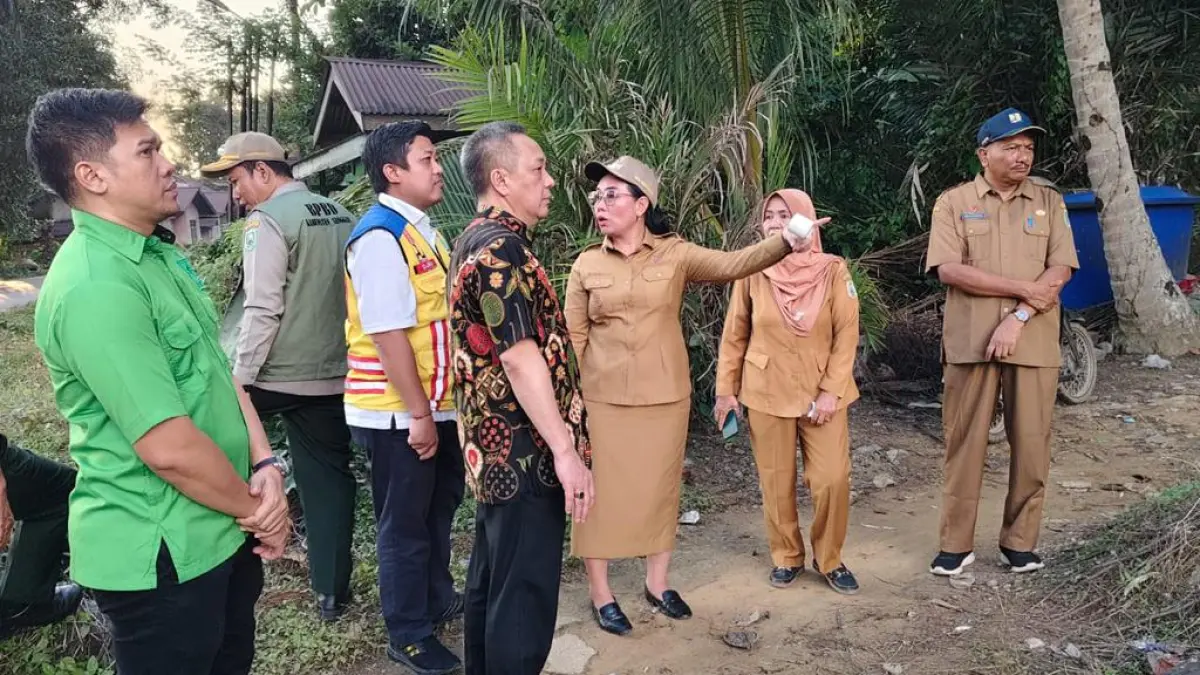TINJAU: Wakil Bupati Sanggau, Susana Herpena, bersama Sekretaris Komisi IV DPRD Kalbar, Mulyadi Tawik, meninjau lokasi kecelakaan lalu lintas yang melibatkan bus Damri di ruas jalan nasional Desa Penyeladi, Senin (13/4).