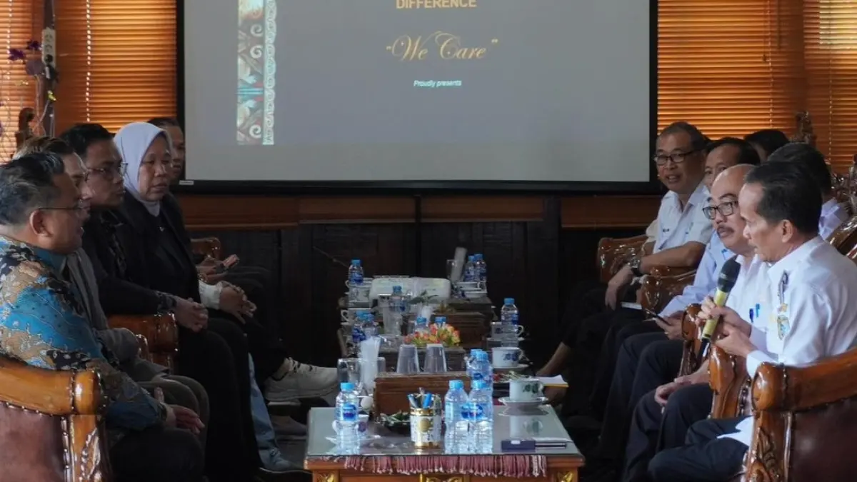 Pertemuan Bupati Sintang Gregorius Herkulanus Bala dengan manajemen Normah Medical Specialist Center dari Kuching, Sarawak membahas peluang kerjasama untuk kemudahan akses bagi pasien asal Sintang yang menjalani pengobatan di Malaysia. (RISKA /PONTIANAK POST)