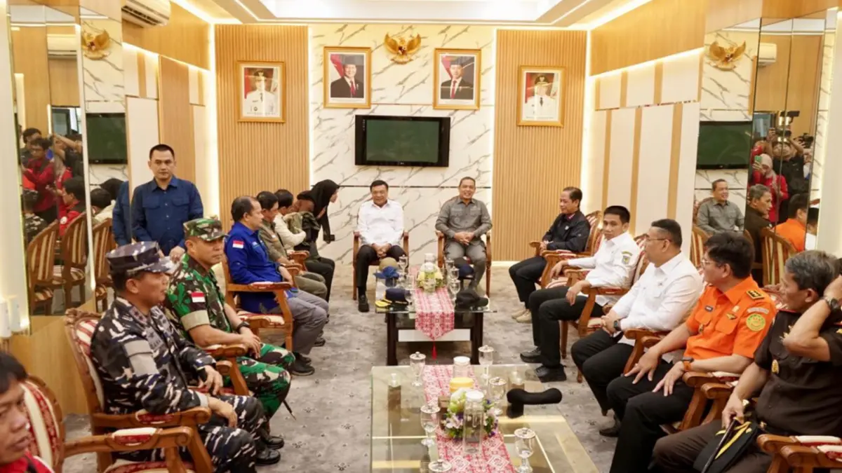 Menteri Koordinator Bidang Politik dan Keamanan, Jenderal TNI (Purn) Djamari Chaniago berdialog bersama Gubernur Kalbar Ria Norsam usai Apel Kesiapsiagaan penanggulangan bencana kebakaran hutan dan lahan nasional tahun 2026 pada, Kamis (16/4). (MEIDY KHADAFI/PONTIANAK POST)